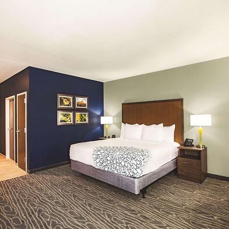Отель La Quinta By Wyndham Wichita Northeast Экстерьер фото