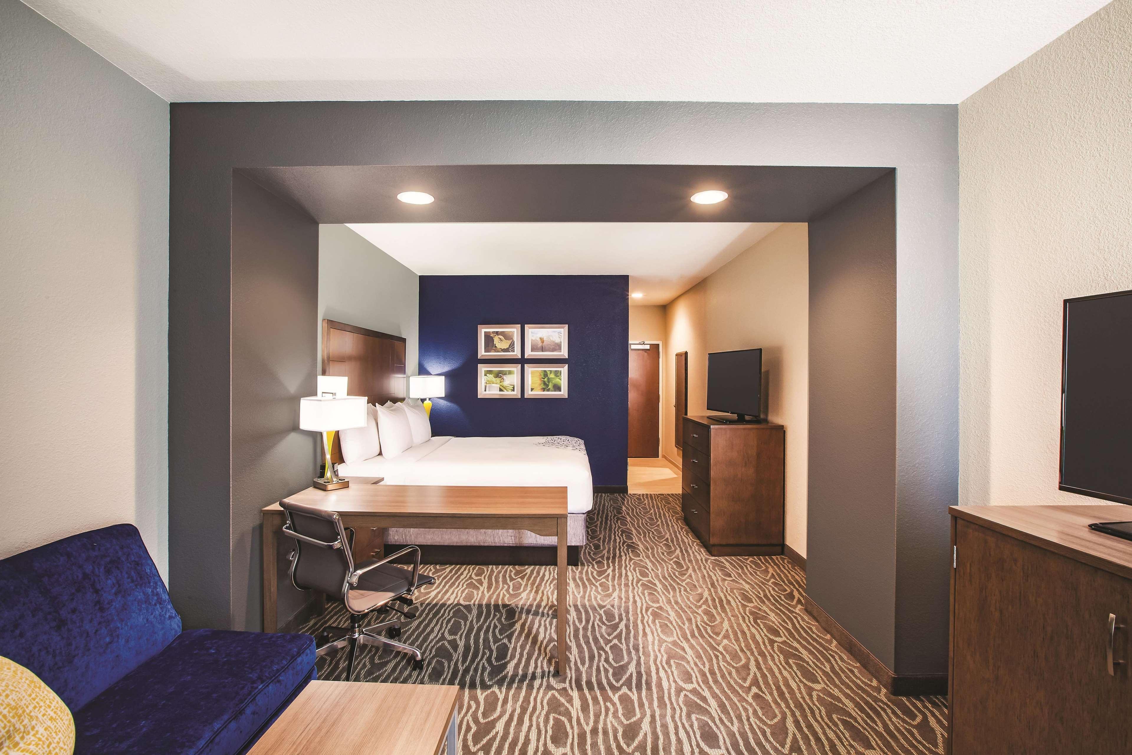 Отель La Quinta By Wyndham Wichita Northeast Экстерьер фото