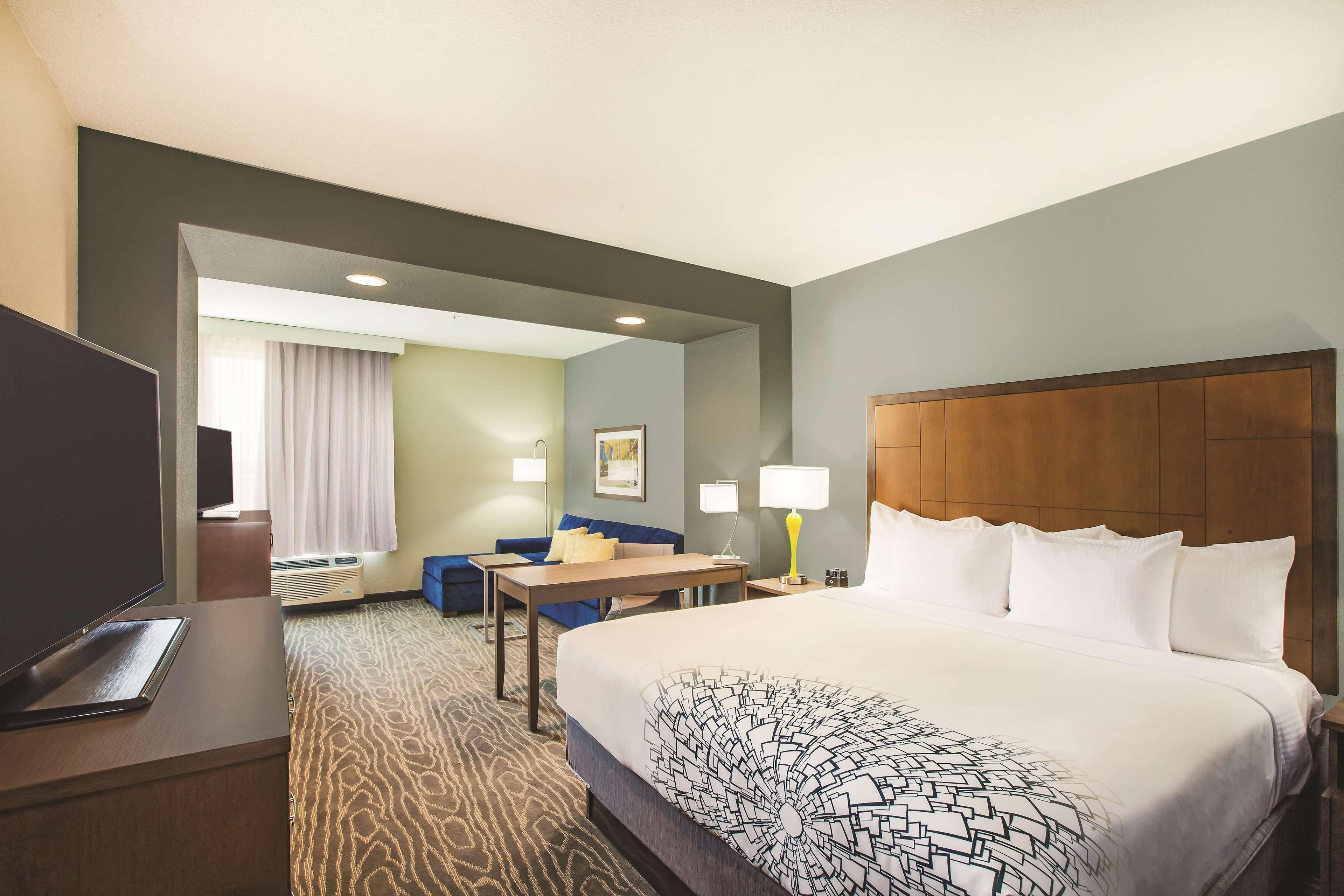 Отель La Quinta By Wyndham Wichita Northeast Экстерьер фото