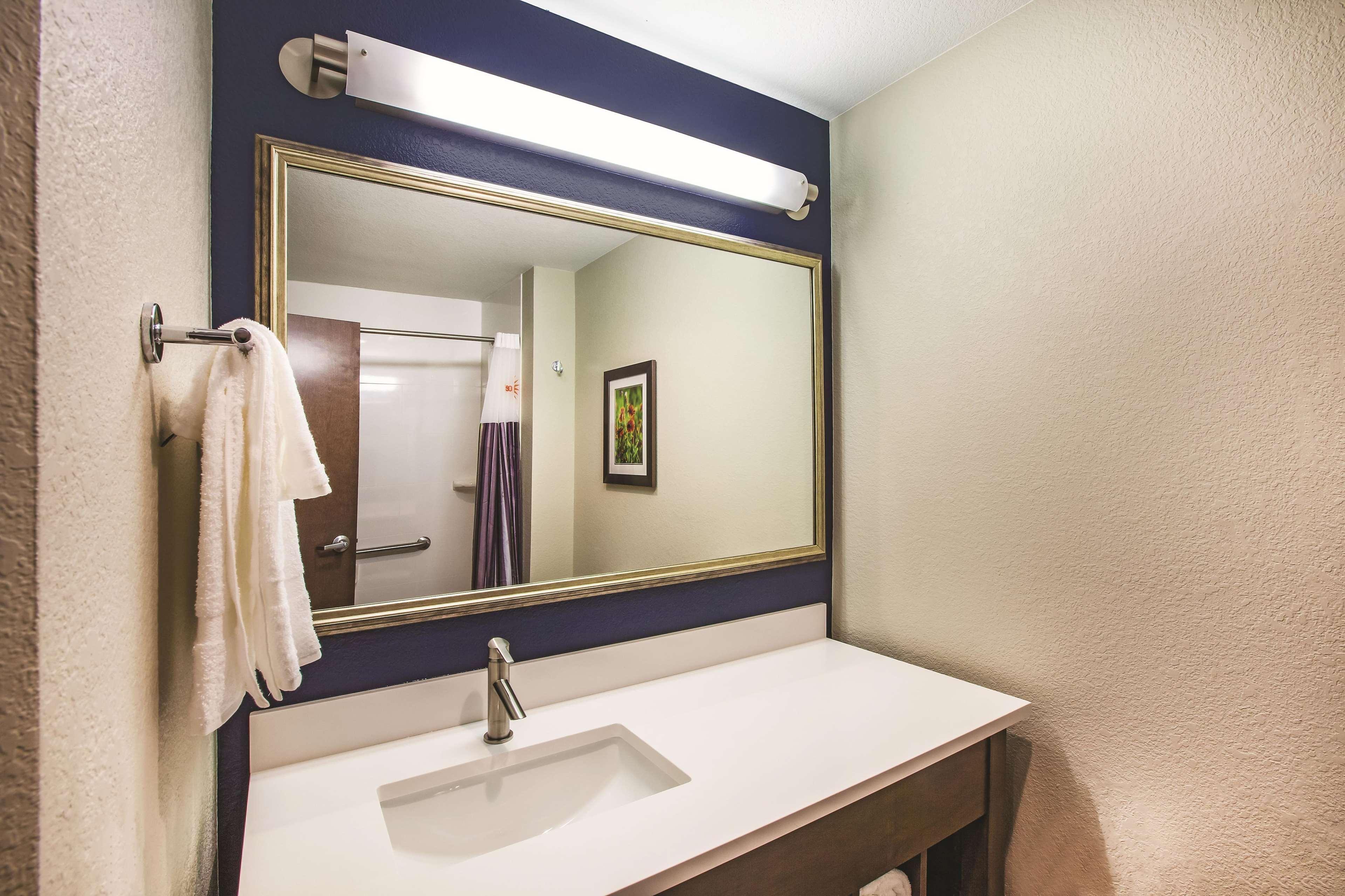 Отель La Quinta By Wyndham Wichita Northeast Экстерьер фото