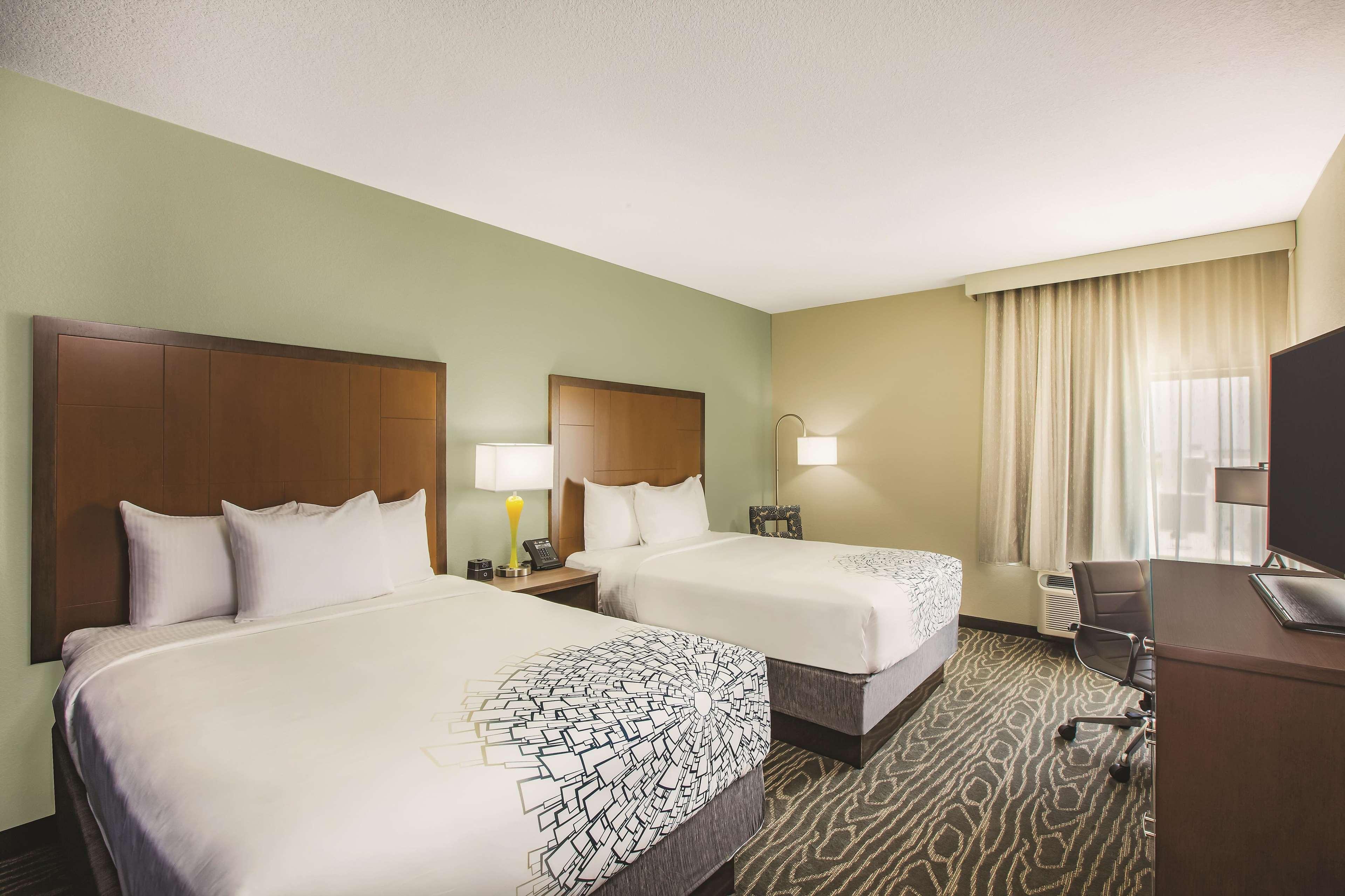 Отель La Quinta By Wyndham Wichita Northeast Экстерьер фото