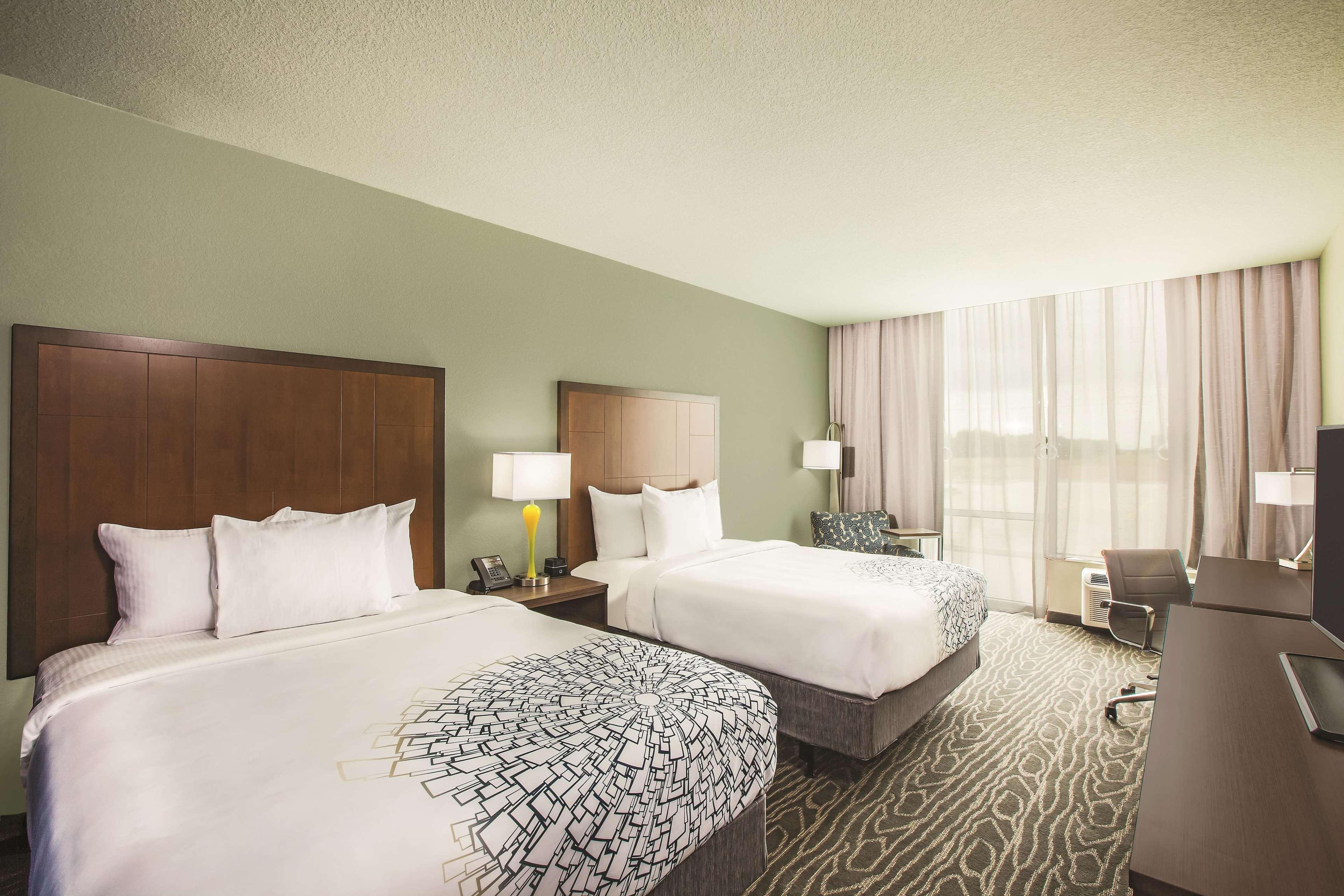 Отель La Quinta By Wyndham Wichita Northeast Экстерьер фото