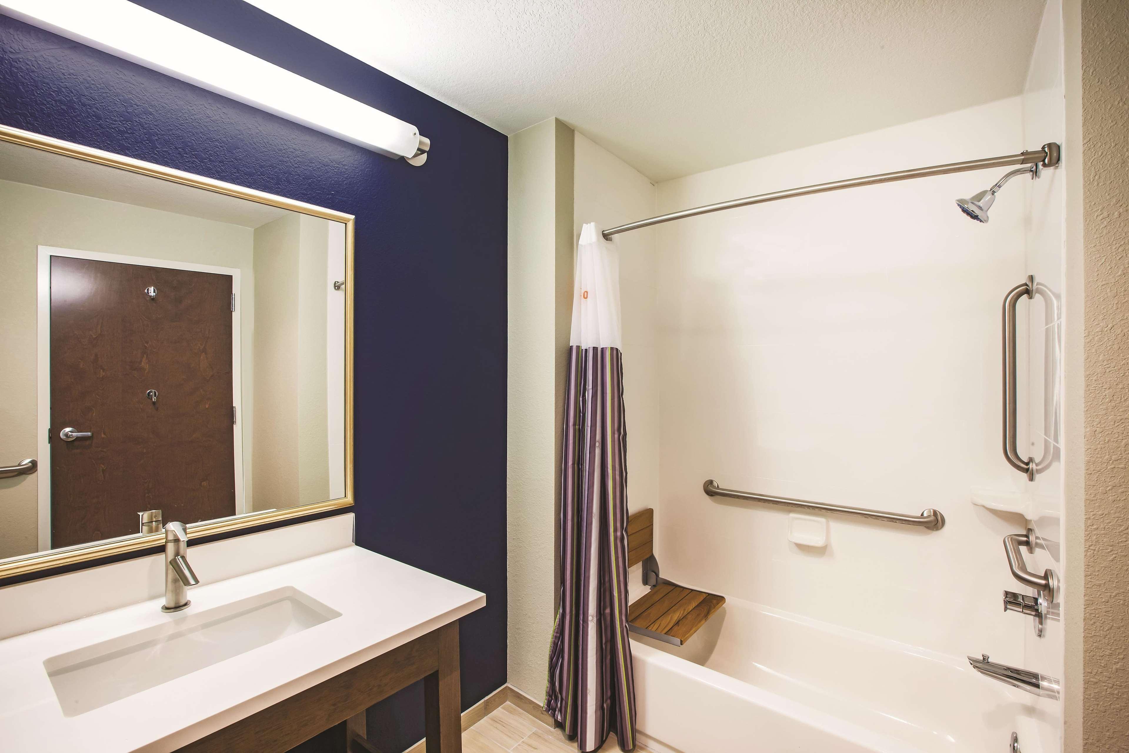 Отель La Quinta By Wyndham Wichita Northeast Экстерьер фото