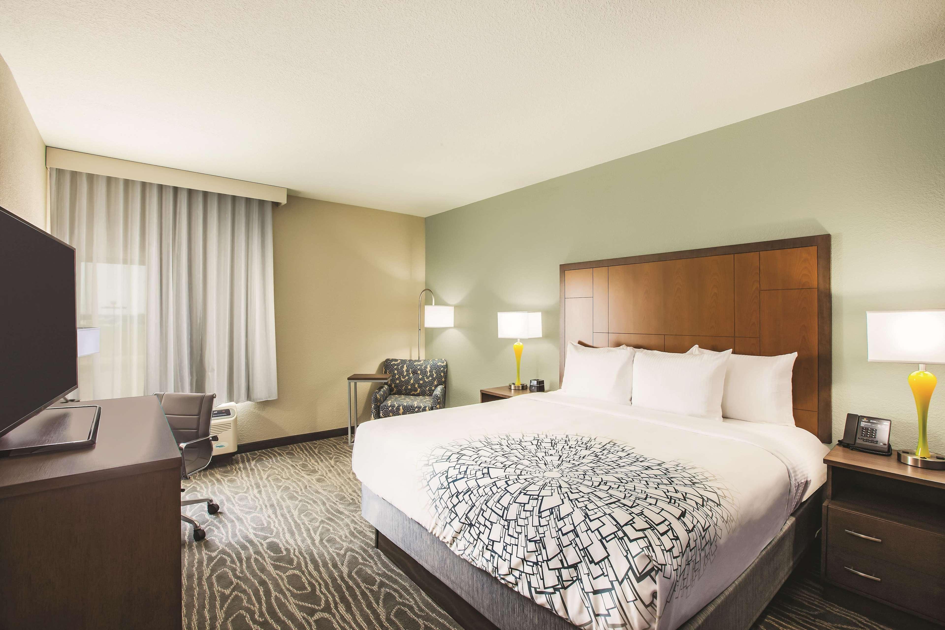 Отель La Quinta By Wyndham Wichita Northeast Экстерьер фото