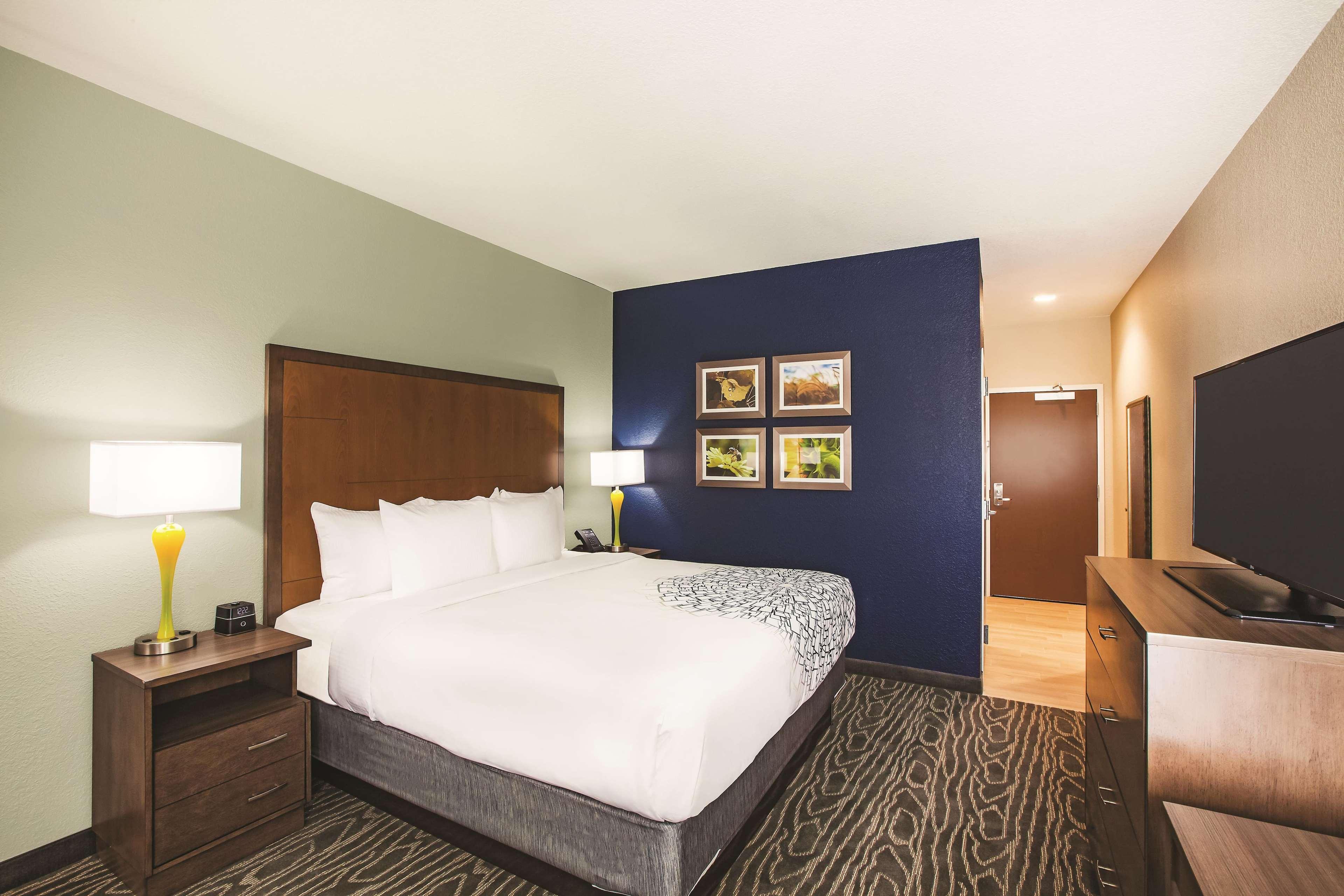 Отель La Quinta By Wyndham Wichita Northeast Экстерьер фото
