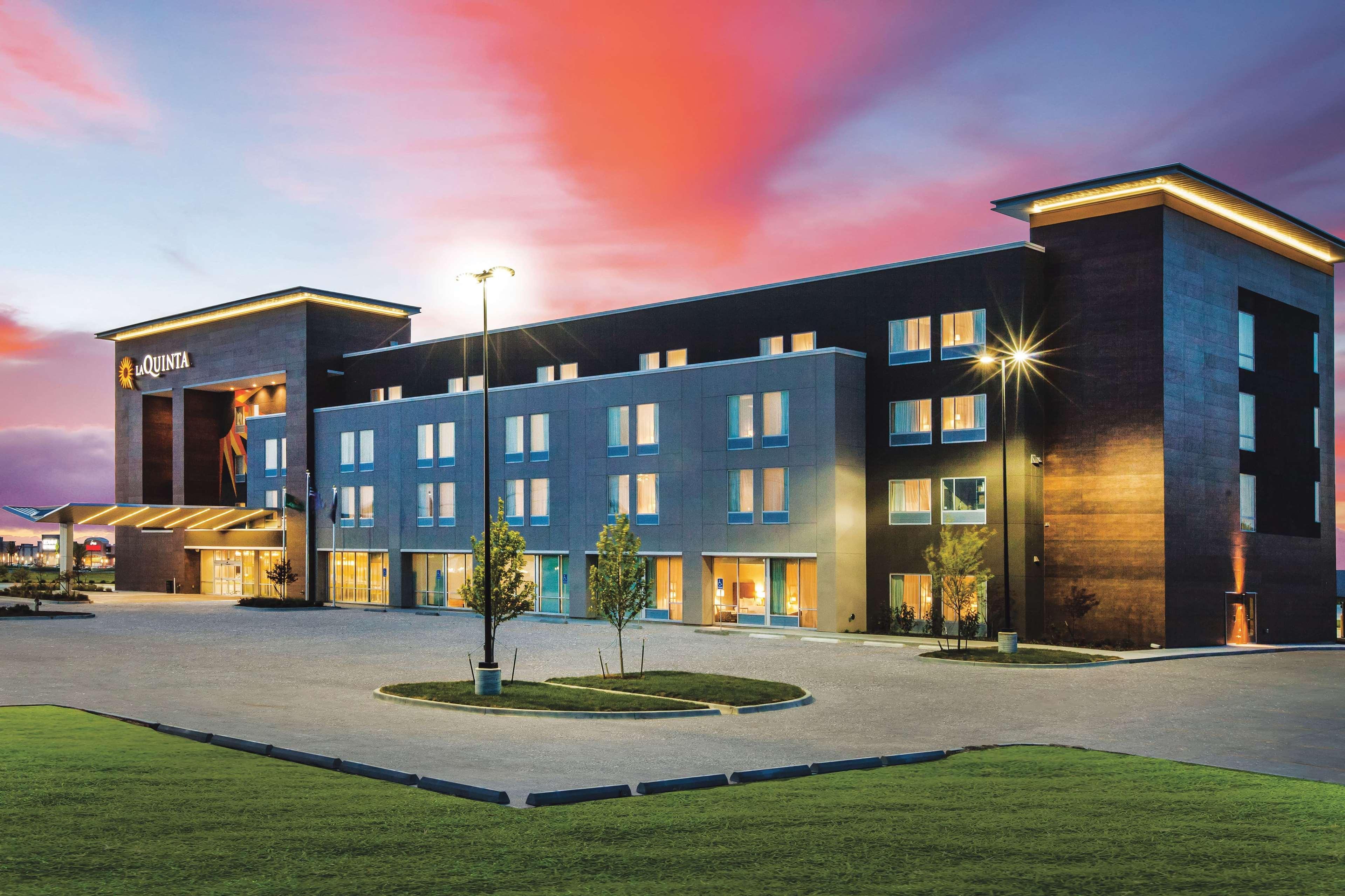 Отель La Quinta By Wyndham Wichita Northeast Экстерьер фото
